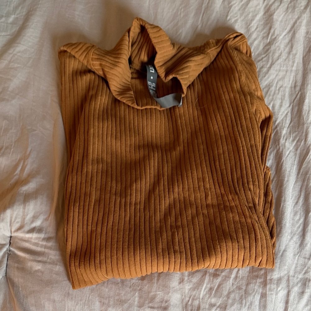 Vuori Ribbed Mock Neck Turtleneck - Rust Brown